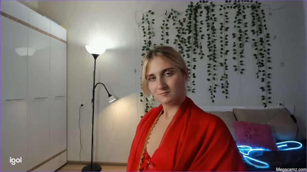 Elsa_hot_here